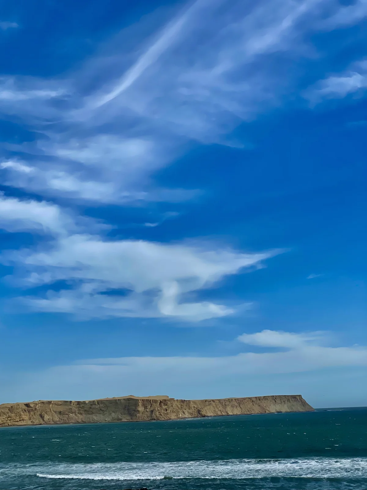 Paracas coast — cliff in turquoise sea